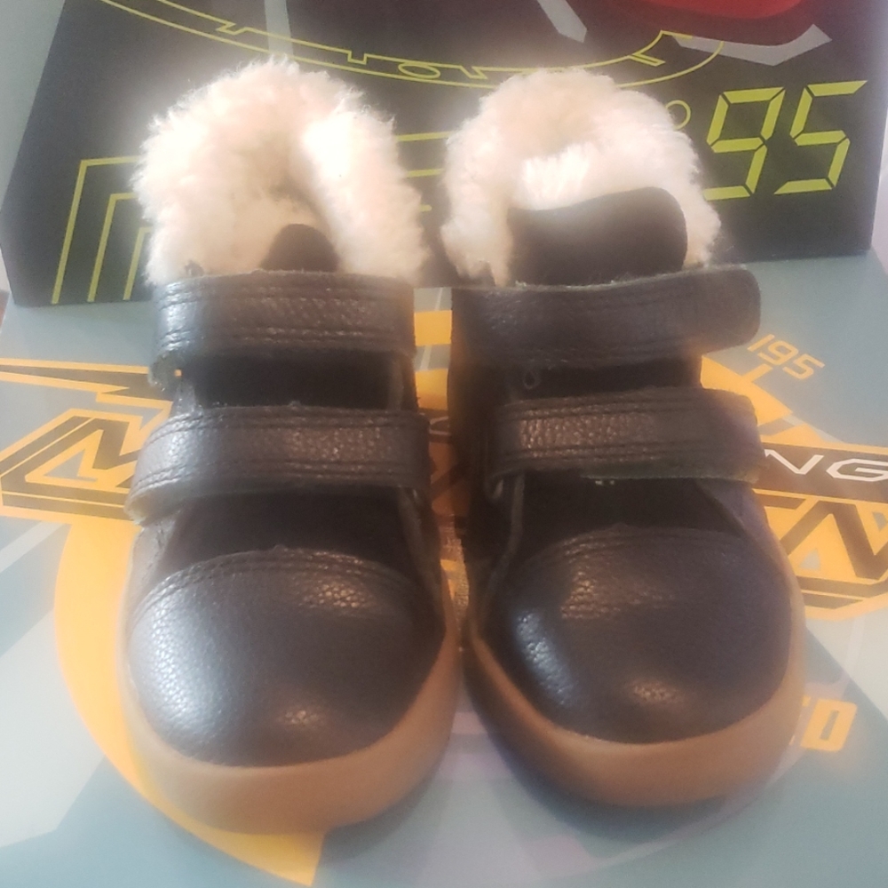 Ugg - Picture 2 of 4